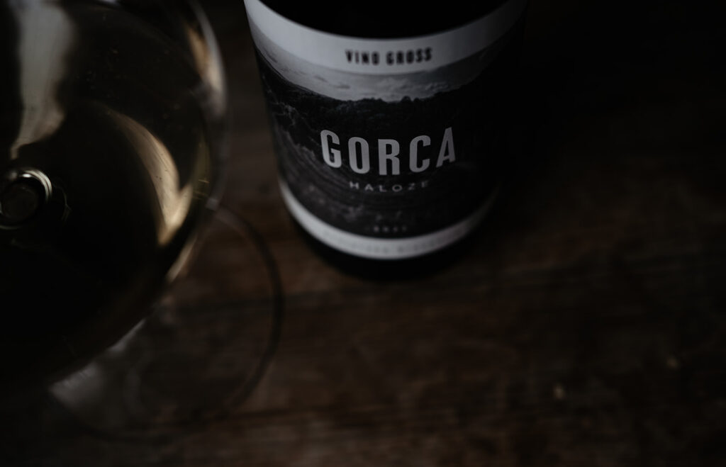 Gorca 2022 är torr, rak och mineraldriven med citrus, grönt äpple och kalkig struktur – perfekt till lagrad ost.