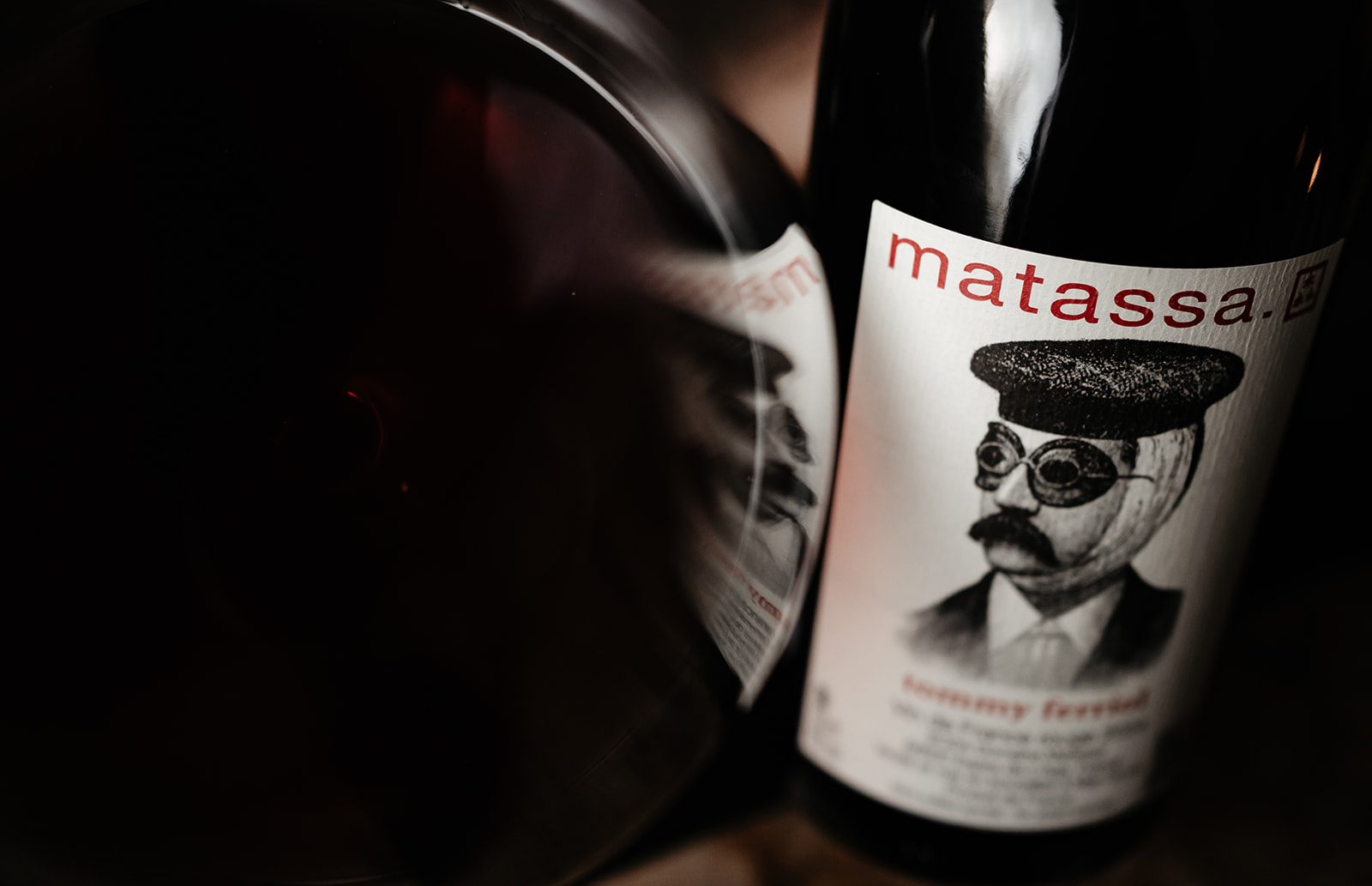 Matassa Tommy Ferriol 2024 flaska och glas rött vin Roussillon