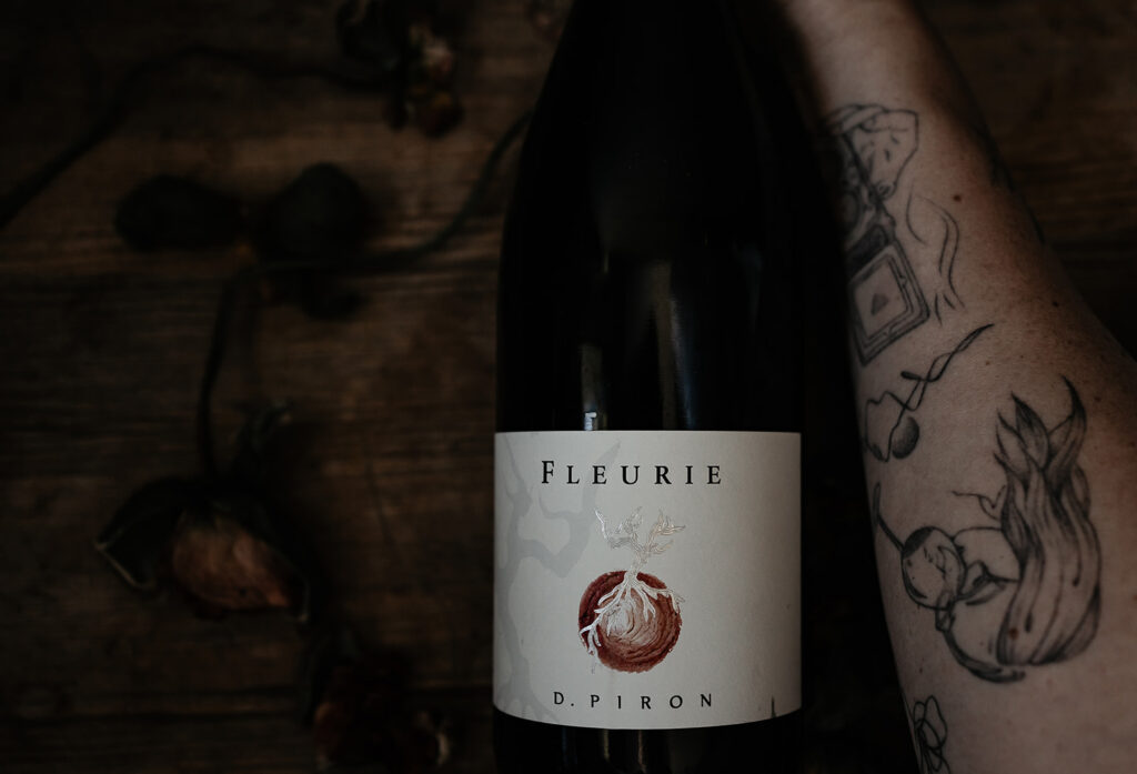 Fleurie Cru från Maison Piron 2023, glas med rödvin som visar subtil floralt uttryck och frisk syra. Ett tillfälligt Systembolaget-vin på Gamay, perfekt för mat och vardagsnjutning.