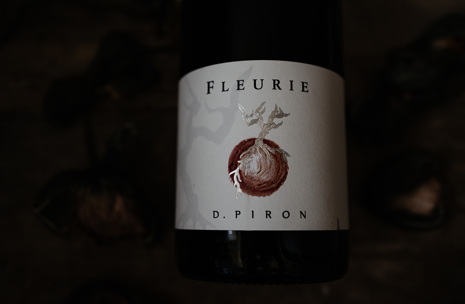 Fleurie Cru från Maison Piron 2023, glas med rödvin som visar subtil floralt uttryck och frisk syra. Ett tillfälligt Systembolaget-vin på Gamay, perfekt för mat och vardagsnjutning.