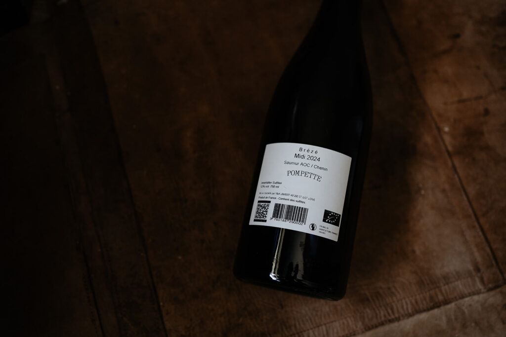 Ett glas Brézé: Midi Saumur 2024 och Chenin Blanc med mineraldriv