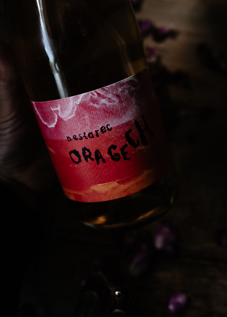 Oragech 2024 från Milan Nestarec är ett uttrycksfullt orangevin från Mähren i Tjeckien. Aromer av torkad aprikos, apelsinskal och rosor möter frisk syra och elegant struktur.
