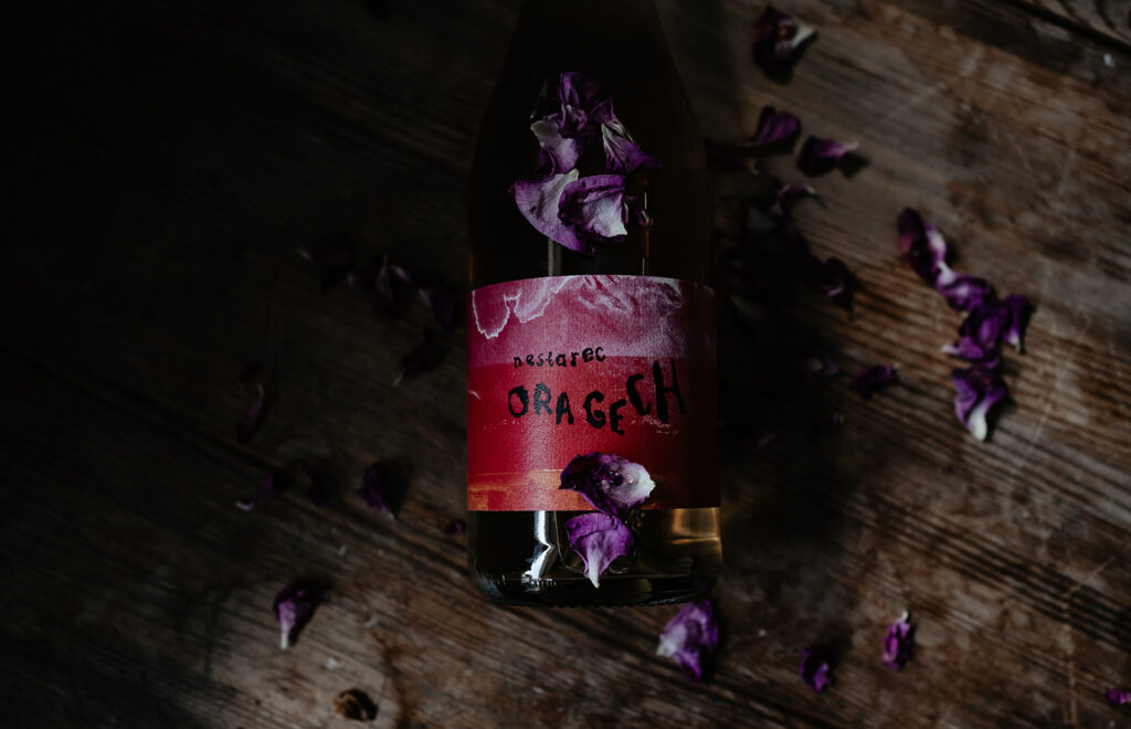 Oragech 2024 från Milan Nestarec är ett uttrycksfullt orangevin från Mähren i Tjeckien. Aromer av torkad aprikos, apelsinskal och rosor möter frisk syra och elegant struktur.