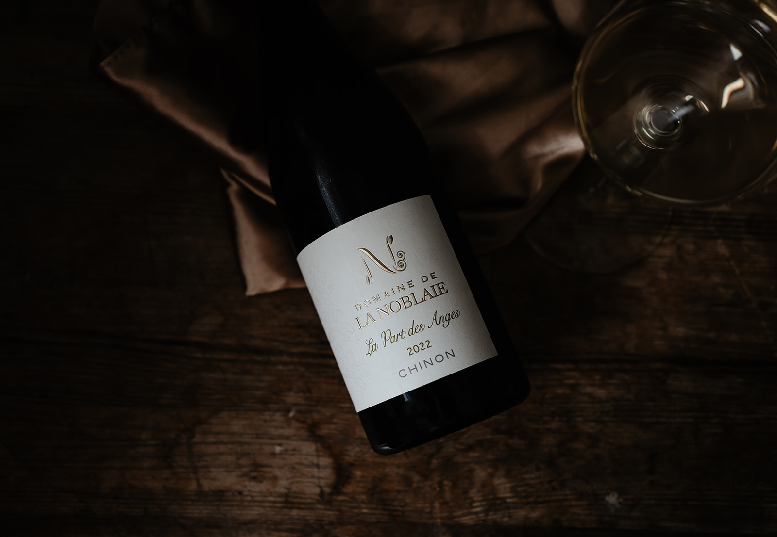 Upptäck Domaine de la Noblaie La Part des Anges 2022 – ett elegant Chenin Blanc från Chinon med kalkig mineralitet, hög syra, spontan jäsning och stor lagringspotential.